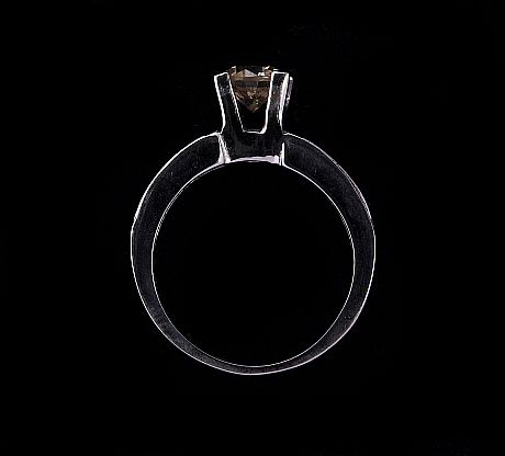 Ring i vitguld briljanter