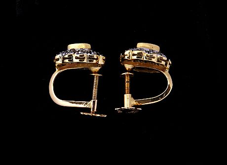 Örhängen i 18 k guld safirer och diamanter
