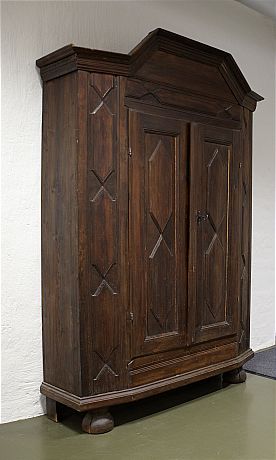 Skåp i betsad furu 17/1800-tal