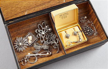 Broscher örhängen i silver och markasiter