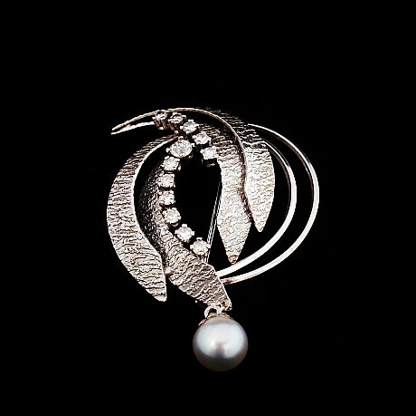 Brosch i 18 k vitguld diamanter och pärla