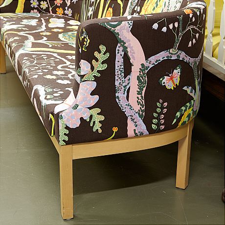Soffa klädd i Josef Frank tyg