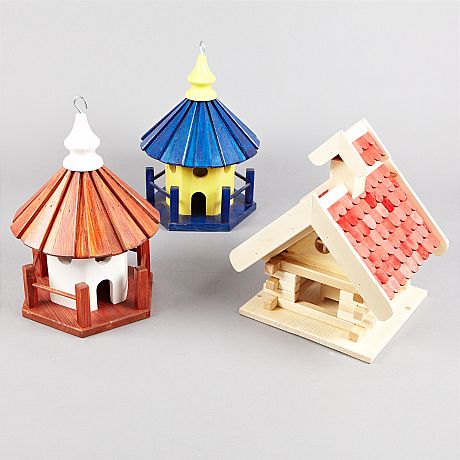 Fågleholkar i bemålat trä