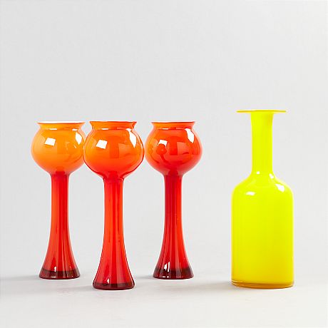 Vaser i färgat glas