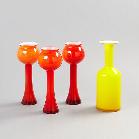 Vaser i färgat glas