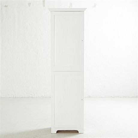 Skåp inredd med hyllplan