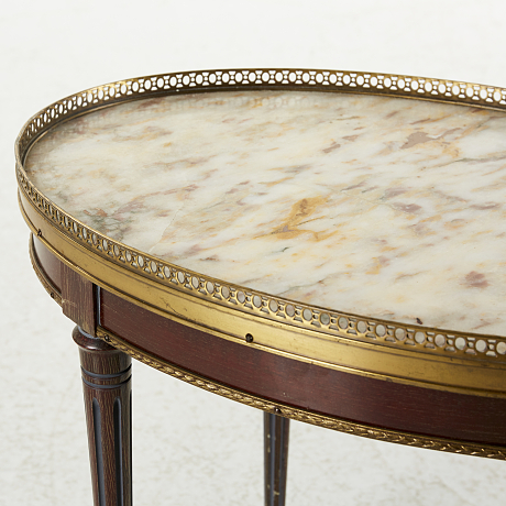 Sidobord gustaviansk stil