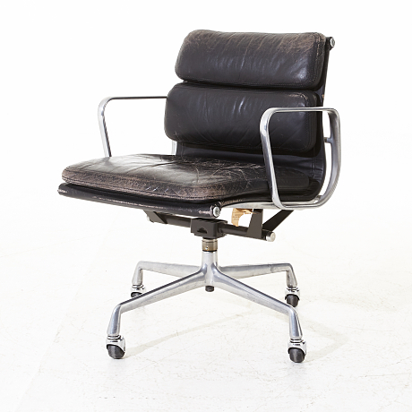 Charles & Ray Eames karmstol EA217