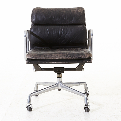 Charles & Ray Eames karmstol EA217