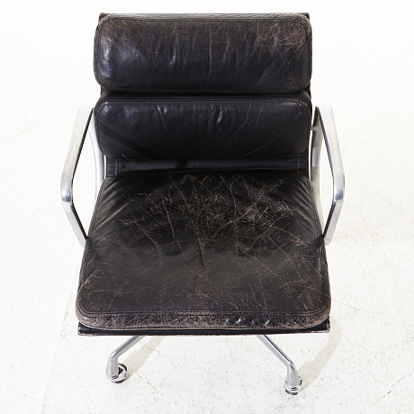 Charles & Ray Eames karmstol EA217