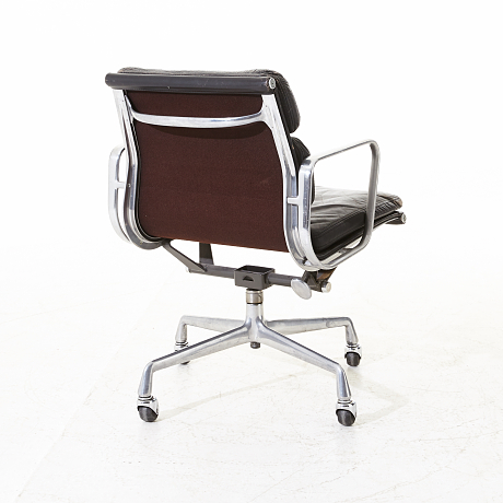 Charles & Ray Eames karmstol EA217