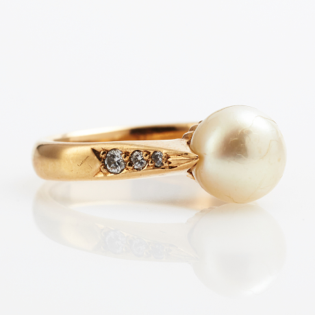 Ring 18 k guld odlad pärla diamanter