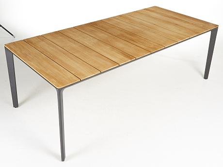 Bord i design av Henrik Pedersen, för Glooster