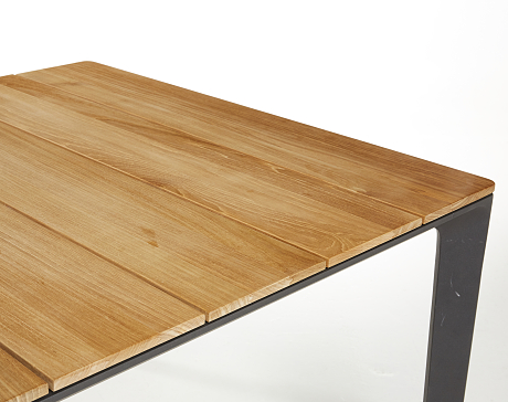 Bord i design av Henrik Pedersen, för Glooster