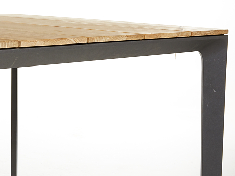 Bord i design av Henrik Pedersen, för Glooster