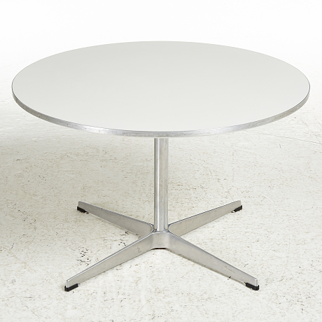 Soffbord av Arne Jacobsen, för Fritz Hansen