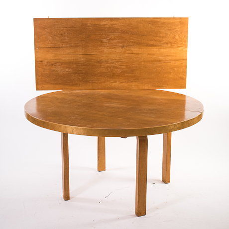 Bord och stolar av Alvar Aalto